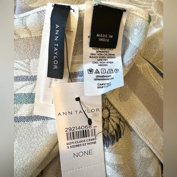 NWT - Ann Taylor - Shimmer Daisy Woven Scarf - Picture 9 of 9